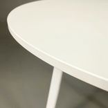 Begagnat cafébord från Magis, modell Striped, i färgen vit. Rund bordsskiva med tre ben. Mått: diameter 70 cm och höjd 74 cm. 
