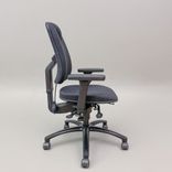 Begagnad svart kontorsstol från Höganäs, modell +361 med armstöd. Med justerbar sitthöjd mellan 42 till 54 cm. 