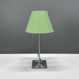 Begagnad bordslampa Costanza från Luceplan i grönt med stativ i satinborstat aluminium. Mått: Bredd 40 cm, höjd 80 cm. 