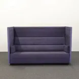 Begagnad soffa med hög rygg Float High Large från Offecct. Blåsvartmelerat tyg med inslag av lila och sidosektioner i ljusare ulltyg. Mått: Höjd: 131 cm, Bredd: 213 cm, Djup: 90 cm. 