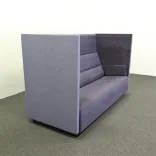 Begagnad soffa med hög rygg Float High Large från Offecct. Blåsvartmelerat tyg med inslag av lila och sidosektioner i ljusare ulltyg. Mått: Höjd: 131 cm, Bredd: 213 cm, Djup: 90 cm. 