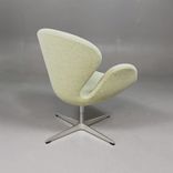 Begagnad fåtölj Svanen från Fritz Hansen i ljusgrönt tyg. Mått: bredd 74 cm, djup 68 cm och höjd 77 cm. 