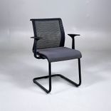 Begagnad konferensstol Think från Steelcase med mörkgrå klädsel, svart meshrygg, och stativ. Mått: Bredd 70 cm, djup 70 cm, höjd 80 cm och sitthöjd 46 cm. 