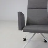 Begagnad stol med hjul Form från Martela i grått tyg. Mått: Sitthöjd 46 cm, höjd 95 cm, bredd 63 cm och djup 60 cm.