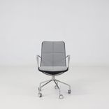 Begagnad stol med hjul Kite från Swedese i grått tyg. Mått: Sittdjup: 44 cm, Sittbredd: 47 cm, Sitthöjd: 48 cm. 