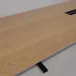 Begagnat konferensbord Frankie från Martela i ek. Mått: Bredd 420 cm, djup 120 cm och höjd 73 cm. 