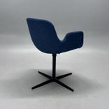 Begagnad blå konferensstol Pass från Lapalma med blå tygklädsel, svart kryssunderrede. Mått: Bredd 59 cm, djup 56 cm, höjd 80 cm, sitthöjd 46 cm. 