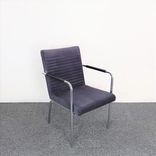 Begagnad konferensstol Quilt från Offecct i mörkgrått. Mått: Höjd 83 cm, sitthöjd 44 cm, bredd 53 cm, djup 62 cm. 
