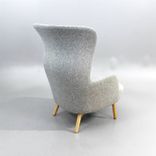 Begagnad fåtölj Ro JH2 från Fritz Hansen med AAL03 fotpall från HAY, i grått tyg och ben i ek. Mått: Fåtölj: bredd 80 cm, djup 97 cm, höjd 113 cm, sitthöjd 43 cm. 