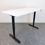 Begagnat höj-och sänkbart skrivbord Bekant från IKEA. Med vit bordsskiva och svart stativ. Mått: bredd 160 cm, djup 80 cm samt justerbar höjd 70 cm - 120 cm. 