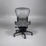 Begagnad kontorsstol Aeron B från Herman Miller i beige och svart mesh. Mått: Sitthöjd 40–60 cm. 