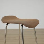 Begagnad barstol Feather från Edsbyn. Brun sits med kromade ben. Mått: Sitthöjd: 67 cm, Total höjd: 72 cm, Bredd: 35,5 cm, Djup: 40 cm. 