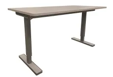 Begagnat höj och sänkbart skrivbord med bordsskiva i vit med ett grått stativ. Mått: bredd 140 cm x djup 70 cm x justerbar höjd mellan 63 till 90 cm.   