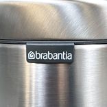 Begagnad papperskorg New Icon 12l från Brabantia i aluminium. Mått: diameter 25 cm och höjd 41 cm. 