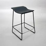 Begagnad svart barpall från Viccarbe modell Last Minute med minimalistisk design. Mått: Bredd 44 cm, Djup 43 cm, Höjd 64 cm, Sitthöjd 62 cm.