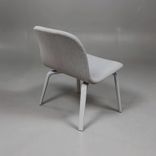 Begagnad fåtölj Visu Lounge från Muuto med ljusgrå klädsel och ben. Mått: Bredd 60 cm, djup 58,5 cm och höjd 70 cm. 