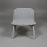 Begagnad fåtölj Visu Lounge från Muuto med ljusgrå klädsel och ben. Mått: Bredd 60 cm, djup 58,5 cm och höjd 70 cm. 