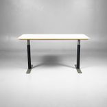 Begagnat cafébord från Swedese, modell Shift. Bordet har en vit rektangulär bordsskiva, med ben i svart/grå färg. Mått bredd 140 cm, djup 70 cm, höjd 73 cm. 