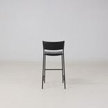 Begagnad barstol Jig från Massproductions i svart. Mått: Sitthöjd 74 cm, höjd 99 cm, sittbredd 40 cm och sittdjup 40 cm. 