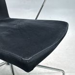 Begagnad stol med hjul Slim från ModArt i svart mockaklädsel och krom. Mått: bredd 53 cm, djup 55 cm och sitthöjd 46 cm. 