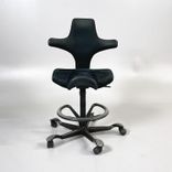 Begagnad kontorsstol Capisco 8106 med sadelsists i svart från HÅG. Mått: Justerbar sitthöjd mellan 47 cm och 65.5 cm. 