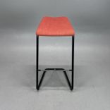 Begagnad barstol Add från Lammhults i rött/teracotta tyg och svart stativ. Mått: bredd 46 cm, djup 47 cm och höjd 78 cm. 