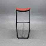Begagnad barstol Add från Lammhults i rött/teracotta tyg och svart stativ. Mått: bredd 46 cm, djup 47 cm och höjd 78 cm. 