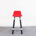 Begagnad barstol Nest från Johanson Design i rött med ben i svartbetsad ek. Mått: höjd 76 cm, sitthöjd 65 cm, sittbredd 31 cm och sittdjup 32 cm. 