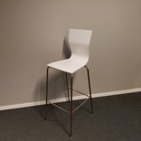 Begagnad barstol Graf från EFG. Vit laminat med kopparfärgat stativ. Mått: Bredd 42 cm x Djup 49 cm x Höjd 108 cm, Sitthöjd 78 cm. 