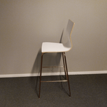 Begagnad barstol Graf från EFG. Vit laminat med kopparfärgat stativ. Mått: Bredd 42 cm x Djup 49 cm x Höjd 108 cm, Sitthöjd 78 cm. 