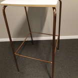 Begagnad barstol Graf från EFG. Vit laminat med kopparfärgat stativ. Mått: Bredd 42 cm x Djup 49 cm x Höjd 108 cm, Sitthöjd 78 cm. 