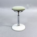Begagnad balanspall Joi från Savo i ljusgrönt tyg med kromat stativ och beige platta. Mått: Justerbar sitthöjd mellan 58–79 cm. 