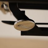 Svart kontorsstol i läder, snurrstol med kromat fotkryss och armstöd i aluminimum. Svart hjul. 