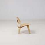 Begagnad fåtölj Plywood Group LCW från Vitra i formpressad plywood. Mått: Höjd 66 cm, sitthöjd 38 cm, bredd 60 cm och djup 60 cm. 