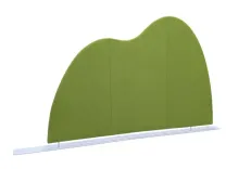 Begagnad golvskärm från Offecct, klädd i grönt tyg med metallfötter. Mått: höjd 191 cm, bredd 340 cm, djup 25 cm. 