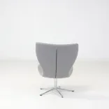 Begagnad fåtölj Gyro från Conform i grått tyg. Mått: Sitthöjd 44 cm, höjd 88 cm, bredd 70 cm och djup 66 cm.