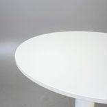 Begagnat vitt runt cafébord från Minus Tio, modell Cosmos. Pelarstativ i vitt med svart fot. Mått: Höjd 73 cm, diameter 58 cm. Passar utmärkt i moderna rum såsom fikarum eller loungen.