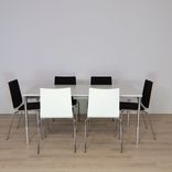 Begagnat vitt matbord med kromade raka ben och manuellt justerbar höjd. Mått: Längd 160, bredd 80 cm, höjd 61–81 cm. 
