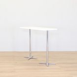 Begagnat barbord från Materia i vitt med stativ i pressgjuten aluminium. Mått: Längd: 135 cm, Bredd: 53 cm och Höjd: 108 cm. 