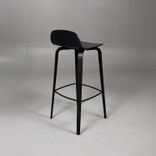 Begagnad barstol Visu från Muuto i svart. Mått: Bredd 41,5 cm, djup 40 cm, höjd 88,5 cm, sitthöjd 75 cm. 