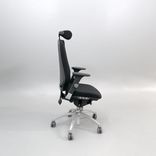 Begagnad svart kontorsstol Logic 400 från RH med reglerbara armstöd, nackstöd i läder. Mått: sitthöjd 41–53 cm. 