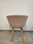 Begagnad konferensstol AAC 23 från HAY. I ljusrosa tyg med ben av massiv ek. Mått: bredd: 59 cm, djup: 52 cm, höjd: 79 cm, sitthöjd: 46 cm.  