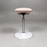 Begagnad balanspall Joi från Savo med rosa sits. Mått: Justerbar sitthöjd mellan 58 till 79 cm. 