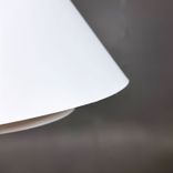 Begagnad taklampa Virvel från Örsjö Belysning i vitt med konformad skärm och invändig reflektor. Mått: Diameter 45 cm och höjd 30 cm. 