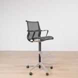 Begagnad kontorsstol Setu från Herman Millers. I svart mesh med svart fot. Mått: Höjd: 128 cm, Sitthöjd: 68-89 cm, Sittbredd: 48 cm, Rygghöjd: 46 cm. 