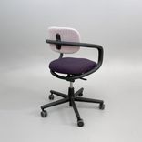 Begagnad kontorsgrupp med kontorsstol Allstar i lila och höj och sänkbart skrivbord Madrid i vitt från Lotus. Mått: justerbar sitthöjd 42 - 53 cm. 