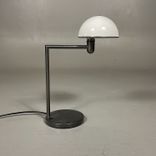 Begagnad Bordslampa Bill från Zero med lamphuvud i vit färg och grå fot. Höjd: 50 cm. 