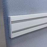Begagnad bordsskärm ScreenIT A30 från Götessons i ljusgrått tyg. Mått: Bredd 140 cm, Höjd 65 cm. 