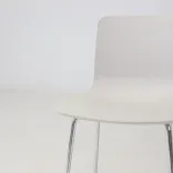 Begagnad ljusbeige barstol HAL RE från Vitra. Mått: Sitthöjd: 66 cm , Höjd: 101 cm , Sittbredd: 47 cm, Sittdjup: 39 cm. 