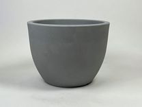 Begagnad kruka Orione Götessons i ljusgrå polyeten. Mått: Diameter 37.5 cm, bredd 40 cm, höjd 29.5 cm. 